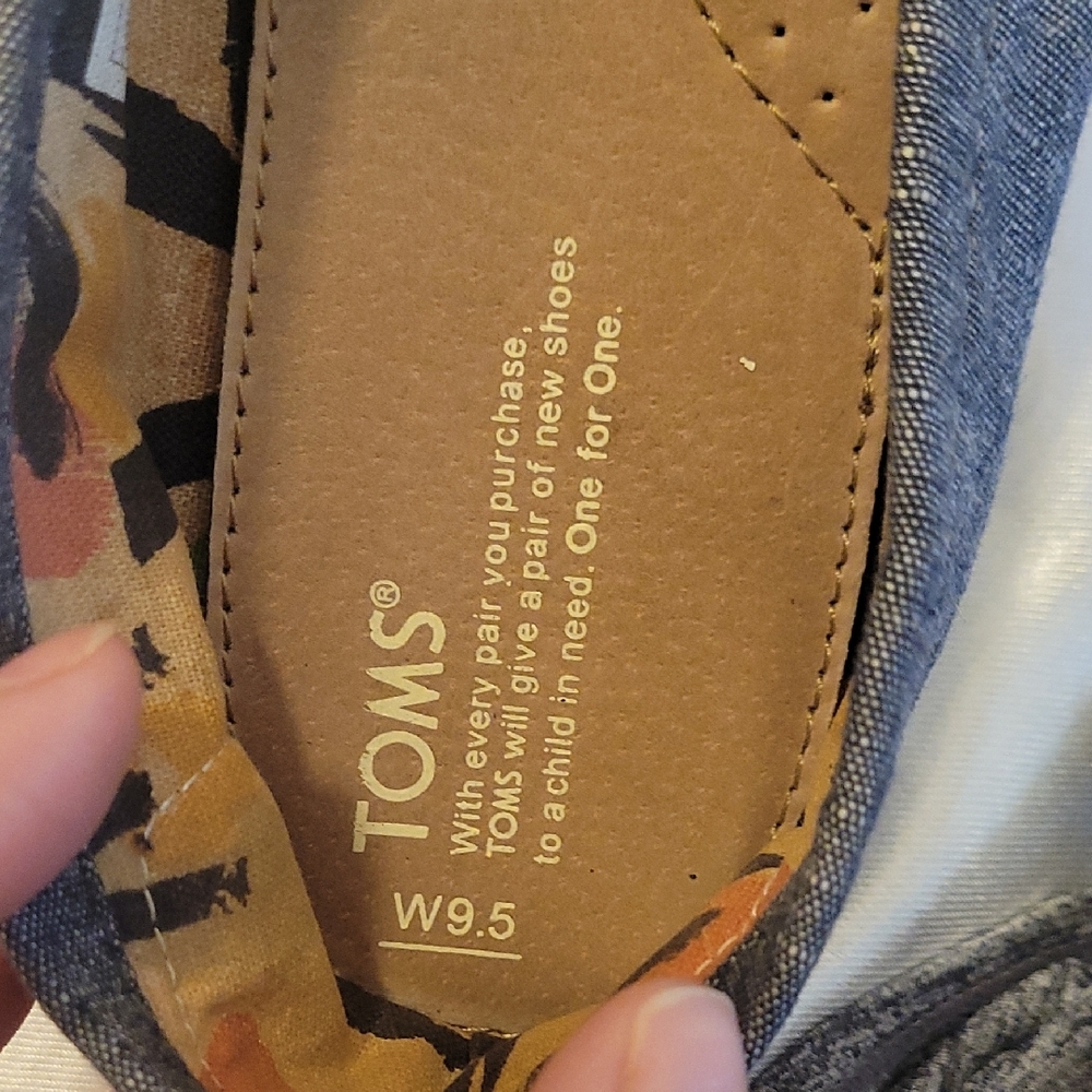Toms Women's Gray Slip-On Shoes - Picture 4 of 7
